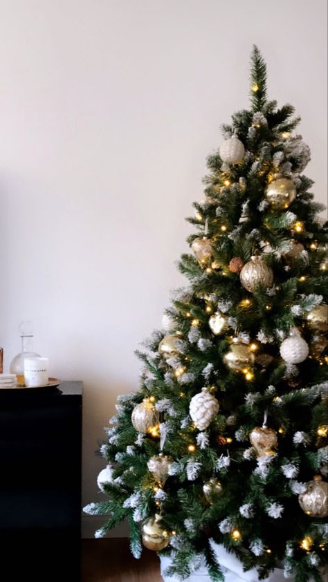 Christmas Tree Beige And Gold, Christmas Tree Gold And White, Christmas Tree Gold, Beige Champagne, Insta Feed, Christmas Trees, Christmas Ideas, Champagne, Trees