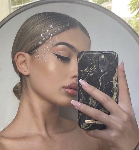 Hair With Gems, Makeup With Crystals, Glitter Hairstyle, Glitter Hairstyles, Eye Glitter Makeup, Stage Make Up, Party Makeup Ideas, Maquillage Yeux Cut Crease, Festival Makeup Glitter