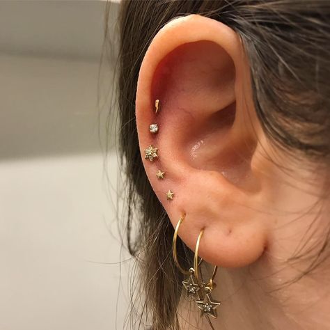 Queer Jewelry, Hair Piercing, Next Piercing, Unique Ear Piercings, Piercings Ideas, Hinged Ring, Cool Ear Piercings, Pretty Ear Piercings, Sweet Violets