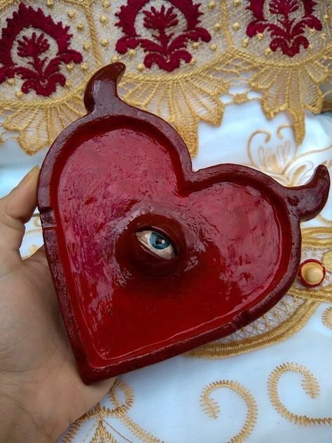 Biscuit Aesthetic Art, Handmade Ashtray Clay, Weird Clay Art, Aesthetic Clay Art, Biscuit Aesthetic, Eye Clay, Handmade Ashtray, Heart Eye, Clay Plates