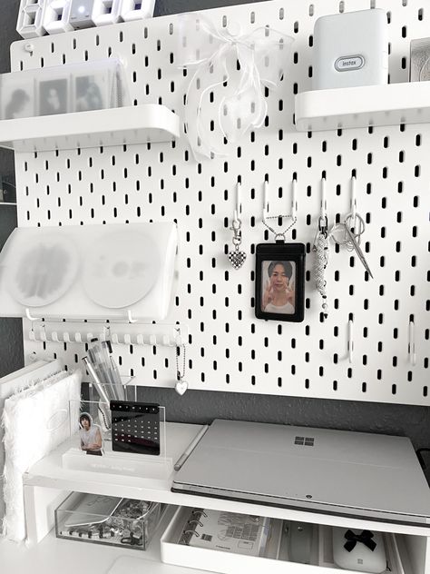 desk decoration, white and black aesthetics, ikea pinboard, pinboard inspiration, bts, kpop, albums, CDs #desk #desksetup #makeover #ikea #bts #kpop #room #aesthetic #inspiration #lifestyle Ikea Pinboard, Pinboard Inspiration, Ikea Board, Kpop Room Aesthetic, Pegboard Ideas, Kpop Room, Kpop Albums, Desk Inspo, Desk Decoration