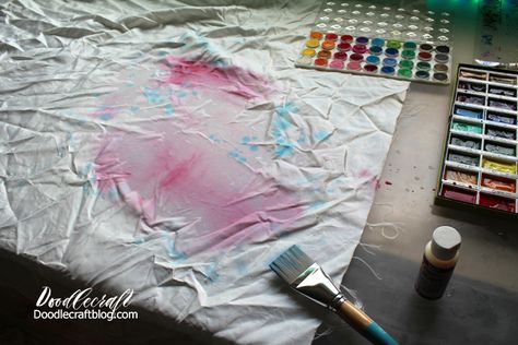 How to Dye Fabric with Watercolors!  Watercolor on material!  This is really genius and super fun!  It doesn't take a lot of supplies to... Watercolor Painting On Fabric, Watercolor Fabric Prints, Watercolor On Fabric, Homemade Paint, Watercolor Fabric, Background Diy, How To Tie Dye, Tie Dye Diy, Watercolor Effects