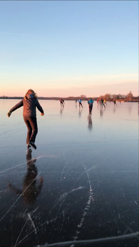 #thenetherlands #holland #aesthetic #ice #winter Winter Sports Aesthetic, Aesthetic Pictures Winter, Holland Aesthetic, Boarding School Aesthetic, Figure Ice Skates, Skating Aesthetic, Future School, Sports Aesthetic, Winter Vibes