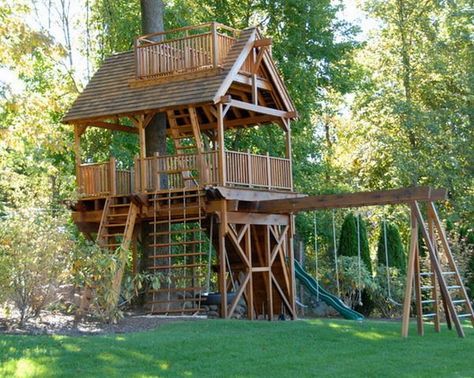 Outdoor Playhouse Ideas, Simple Tree House, Kid Friendly Backyard, Luxury Tree Houses, Playground Landscaping, Backyard Playset, Adult Playground, Lake House Interior, Tree House Plans