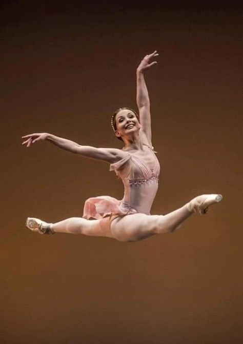 Evgenia Obraztsova, Ballet Body, Ballet Dance Photography, Ballet Images, Flexibility Dance, Ballet Pictures, Dance Inspiration, Ballet Beauty, Ballet Poses