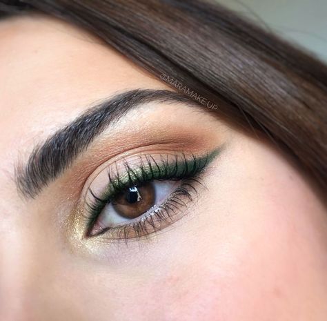 Green Eyeliner Brown Eyes, Green Makeup For Brown Eyes, Eyeliner Verde, Makeup Verde, Green Dress Makeup, Simple Prom Makeup, Prom Makeup For Brown Eyes, Green Eyeshadow Look, Maquillage On Fleek