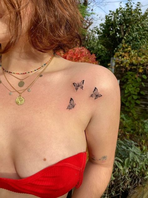 Tattoo Papillon, Clavicle Tattoo, Butterfly Tattoo On Shoulder, Small Shoulder Tattoos, Small Butterfly Tattoo, Butterfly Tattoos For Women, Petite Tattoos, Back Of Shoulder Tattoo, Small Butterfly