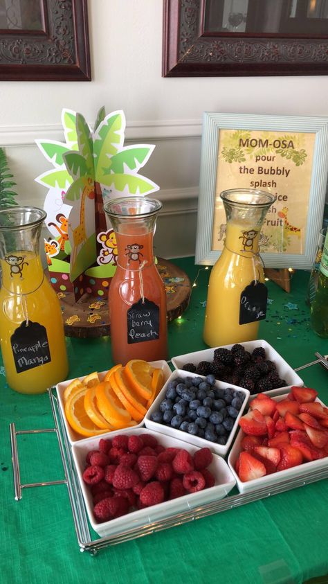 Juices For Mimosa Bar, Mimosa Bar Baby Shower Ideas, Jungle Baby Shower Food, Jungle Theme Ideas, Momosa Mimosa Bar, Mimosa Bar Ideas, Baby Shower Jungle Theme, Juice Table, Baby Shower Mimosa Bar