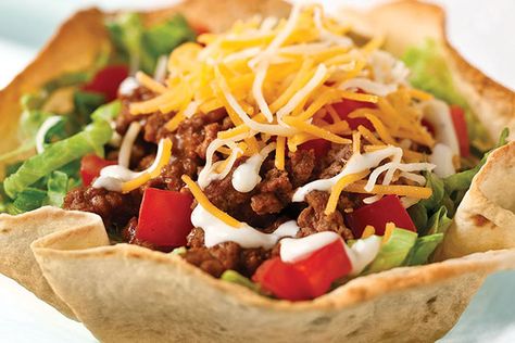 Begin the night with an easy taco salad recipe. A time-crunched night calls for a cheesy, meaty Weeknight Taco Salad Recipe in an easy-to-make edible bowl! Easy Taco Salad Recipe, Edible Bowl, Taco Salad Bowls, Taco Salads, Taco Salad Recipes, Resep Salad, Easy Taco, Kraft Recipes, Kraft Heinz