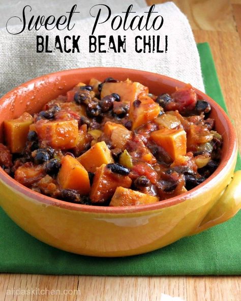 Sweet Potato Black Bean Chili Sweet Potato Black Bean Chili, Carrot Cake Smoothie, Chili Vegan, Healthy One Pot Meals, Sweet Potato Black Bean, Black Bean Chili, Sweet Potato Black Beans, Bean Chili, Spicy Chili