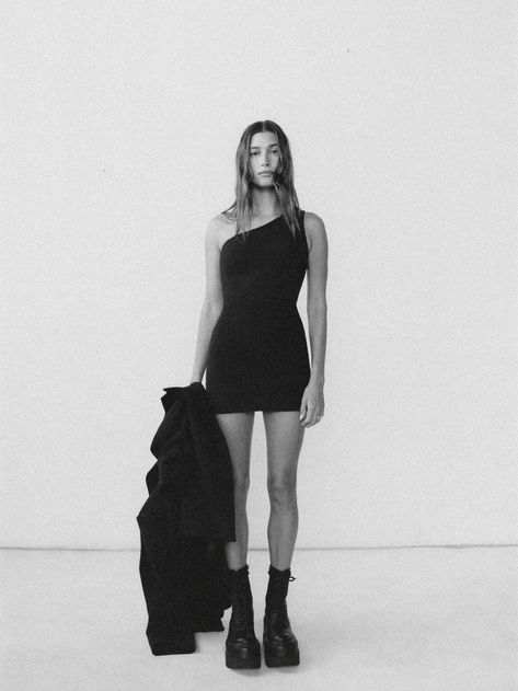 hailey rhode baldwin bieber wardrobe nyc collection campaign black white Hailey Bieber Photoshoot Studio, Hailey Bieber Studio Shoot, Hailey Bieber Poses, Wardrobe Nyc Hailey Bieber, Clothes Model Poses, Styling Photoshoot Ideas, Model Portfolio Outfit Ideas, Model Photoshoot Outfit Ideas, Vogue Studio Shoot