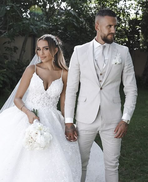 Wedding Tuxedo For Men Beige, White Wedding Groom Suit, White Groomsmen Suit, All White Wedding Tuxedo For Groom, Groom All White Tuxedo, White Men Wedding Suit, Wedding White Tuxedo For Men, Wedding Groom Suit White, Off White Wedding Suit For Men