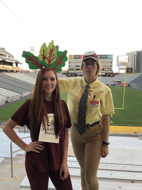 Dwight and beet best friends costume Funny Duet Halloween Costumes, Ross Halloween Costume Friends, Dwight The Office Costume, Dwight Costume Girl, Dwight Schrute Costume Women, Office Couples Costumes, Dwight Costume, Dwight Shrute Costume, Dwight And Angela Couple Costume