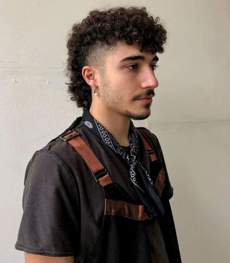 Undercut Curly Hair, Curly Hair Fade, Latina Hair, Monochrome Makeup Look, Men Haircut Curly Hair, Mullet Haircut, Curly Mullet, Haircuts For Curly Hair, Curly Hair Women