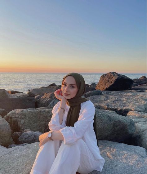 Beach Hijab Outfit Ideas, Beach Fashion Shoot, Beach Holiday Outfits, Couples Beach Photography, Beach Photo Inspiration, Beach Poses By Yourself Photo Ideas, Beach Selfie, Beach Instagram Pictures, Beach Ootd