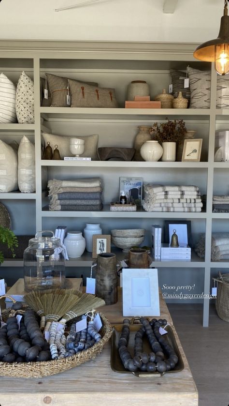 Shop Display Ideas, Antique Booth Displays, Vintage Booth, Boutique Business, Candle Bar, Candle Studio, Store Interiors, Dog Boutique, Shop Fronts