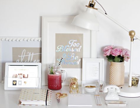 Dress your desk. Pretty Office Space, Cubicle Office, Organized Desk, Office Goals, Desk Tops, Pretty Office, Desk Inspiration, Cubicle Decor, Coming Up Roses