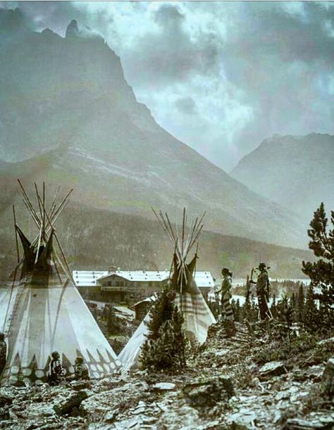 Historic photo from a Blackfoot Indian village in the mountains of the Montana region late 1800s Sneak Attack, Glacier National Park Montana, Wilde Westen, Into The West, Native American Photos, America Latina, Native American Peoples, Native American Heritage, Desenho Tattoo