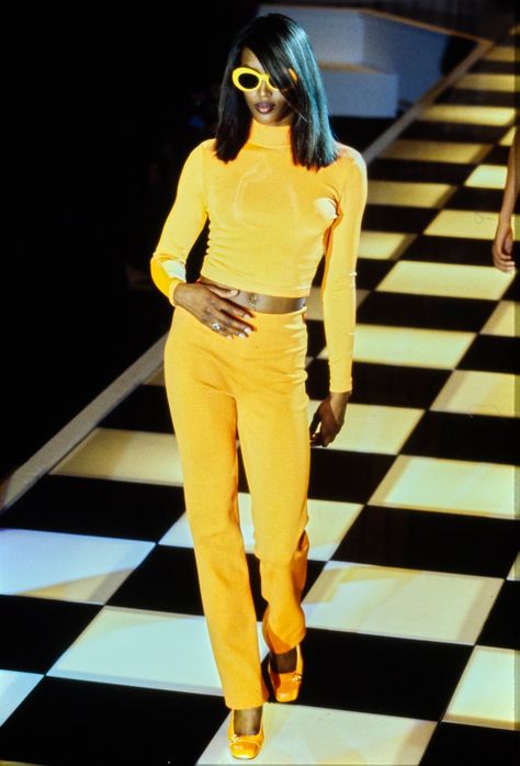 Versace Spring 1996 Ready-to-Wear collection, runway looks, beauty, models, and reviews. Versace Spring, 90s Runway Fashion, Vintage Runway, Top Models, Irina Shayk, Naomi Campbell, 2000s Fashion, Inspiration Mode, Mode Vintage