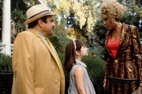 Danny DeVito, Rhea Perlman and Mara Wilson in "Matilda" (1996) Mrs Wormwood, Matilda Movie, Mara Wilson, Beloved Movie, Family Films, Musical Film, Danny Devito, Famous Couples, Famous Movies