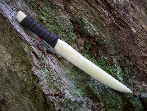 Bone Athame Knife by Ysssk on DeviantArt Athame Knife, Bone Knife, Magical Nature, Bone Crafts, Bone Art, Native American Crafts, Cool Knives, Mountain Man, Native American Fashion