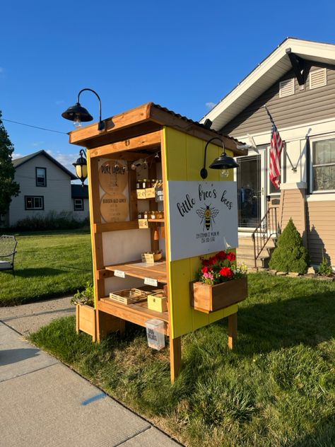 A beautiful honeystand to allow local customers to stop by 24/7 for their honey needs! Homemade! Honey Selling Stand, Honey Display Stand, Honey Farmers Market Display, Honey Stand, Homestead Crafts, Honey Bees Keeping, Farmers Market Display, Making Money At Home, Produce Stand