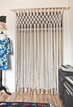 DIT: Tutorial para hacer unas cortinas con macramé y más ideas Rustic Chic Bedroom, Living Room Design Diy, Cortina Boho, Cortinas Boho, Macrame Curtains, Outdoor Lighting Design, Macrame Wall Hanging Tutorial, Closet Diy, Chic Bedroom Decor