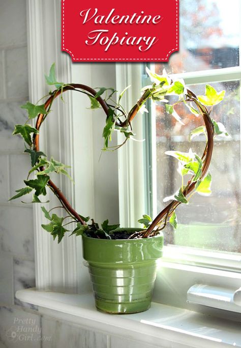 A tutorial to show you how easy it is to create a heart shaped topiary with ivy clippings @prettyhandygirl Topiary Diy, Topiary Plants, Trellis Plants, House Plants Decor, Deco Floral, Diy Plants, Garden Crafts, Succulents Garden, Growing Plants