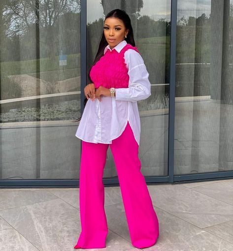 #fashion #fashionoutfits #trends #style Pink Outfit Classy, Shades Of Pink Outfit, Professor Style, Pink Pants Outfit, Pink Ootd, Chic Ootd, Light Pink Shirt, Fancy Fits, Ootd Winter