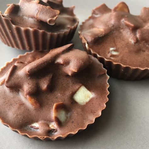 Cacao Coconut Almond Butter Cups (Keto, High Fat & Sugar Free) - Holistic Wellness Almond Butter Cups, Galletas Keto, Dessert Restaurant, Cacao Recipes, Cacao Butter, Postre Keto, Keto Candy, Low Carb Treats, Coconut Almond