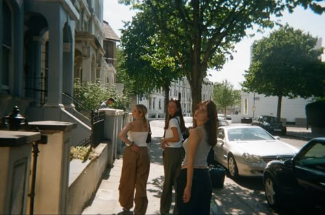 London Film Aesthetic, Disposable Camera Photography Ideas, Film Camera Photos Aesthetic, Film Camera Aesthetic Pictures, Disposable Camera Pictures, Aesthetic Disposable Camera, Disposable Camera Filter, Fujifilm Disposable Camera, Disposable Camera Photos