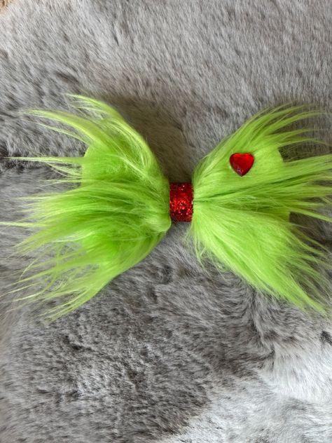 Grinch Bathroom, Creative Ugly Christmas Sweater, Hairbow Ideas, Hair Bows Ribbon, Diy Baby Bows, Ugly Christmas Sweater Contest, Dr Seuss Crafts, Cheer Hair Bows, Seuss Crafts