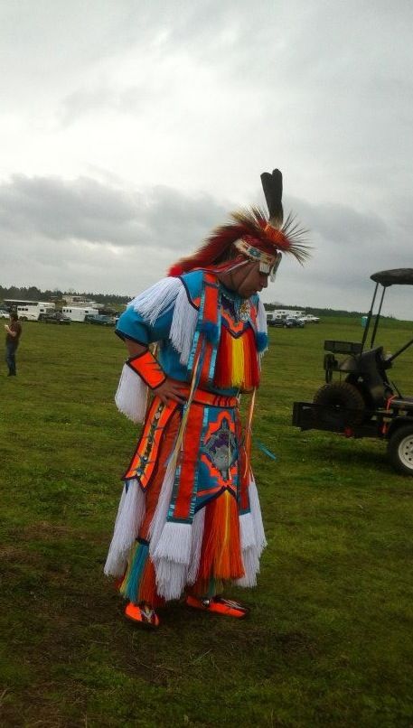 Blake catching his breath after dancing. Grass Dancer Regalia, Grassdance Regalia, Grass Dance Regalia, Grass Outfit, Grass Dancer, Grass Dance Outfits, Rock Drawing, American Indian Quotes, Native Regalia