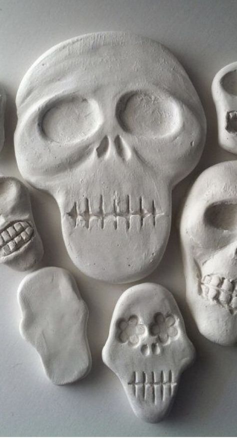 Clay Skull Diy, Clay Skull Ideas, Curio Decor, Skull Ornaments, Diy Halloween Crafts, Table Halloween, Den Mrtvých, Day Of The Dead Art, Halloween Clay