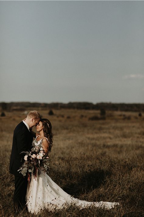 Farm Wedding Photoshoot, Natural Wedding Photos Couple, Wedding Photos Western, Boho Wedding Picture Ideas, Pasture Wedding Photos, Ranch Wedding Photos, Bush Wedding Photography, Rustic Wedding Portraits, Rustic Wedding Photoshoot