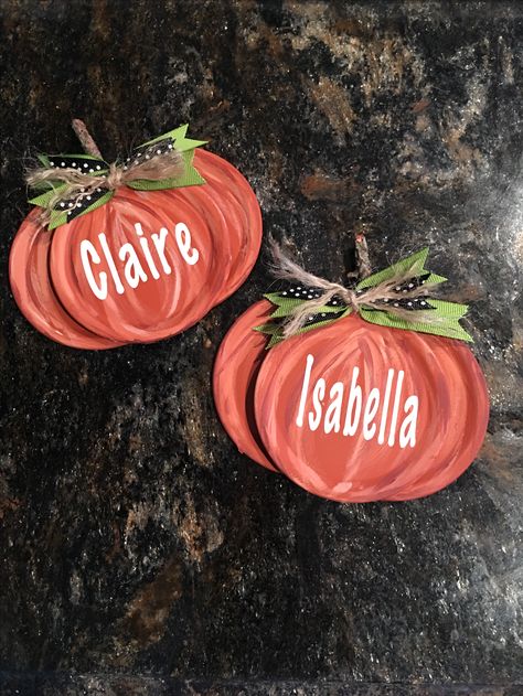 Painted Pumpkins using mason jar lids. Jar Rings Crafts Canning Lids, Canning Flats Crafts, Repurposed Canning Lids, Canning Jar Flats Crafts, Mason Jar Lid Rings Crafts, Mason Jar Flat Lid Crafts, Tin Can Lid Crafts, Can Lid Crafts, Canning Lid Crafts