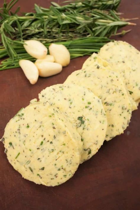 Garlic Herb Compound Butter (VIDEO) - CJ Eats Recipes Herb Compound Butter, Cj Eats, Butter Ideas, Compound Butter Recipe, Compound Butter, Fresh Chives, Vegetarian Paleo, Garlic Herb, Butter Recipe