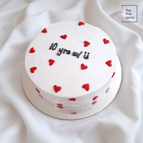 Minimalist Cake with Heart Shape Sprinkles 365 X 2 Cake, Anniversary Cake Ideas Couple Simple, Simple Half Kg Cake, Happy Aniversary Cakes Ideas, Aniversary Cakes Ideas Couple Simple, 10th Anniversary Cake Ideas, 10 Year Wedding Anniversary Cake, Cake Designs For Wedding Anniversary, Half Year Anniversary Cake