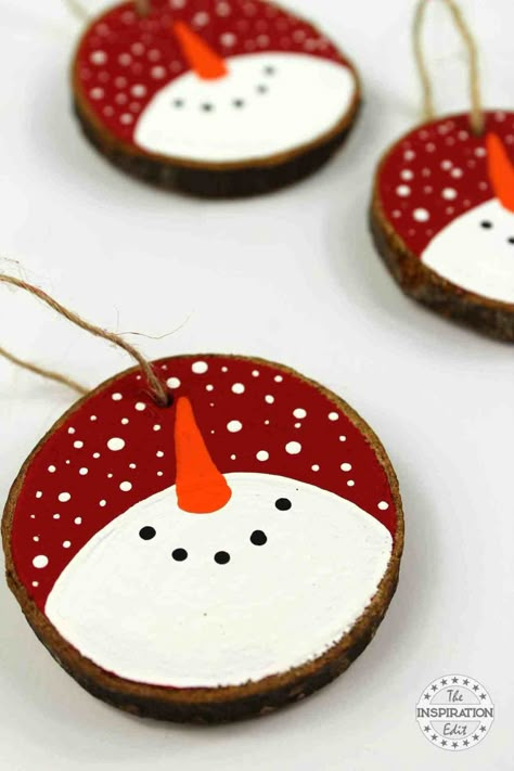 Snowman Wooden Slice Christmas Decorations Pebble Art Wood Slice, Log Snowman Diy Wood Slices, Wooden Snowman Crafts, Log Snowman, Family At Christmas, Wood Slice Decor, Wooden Snowman, Wooden Slices, Diy Snowman