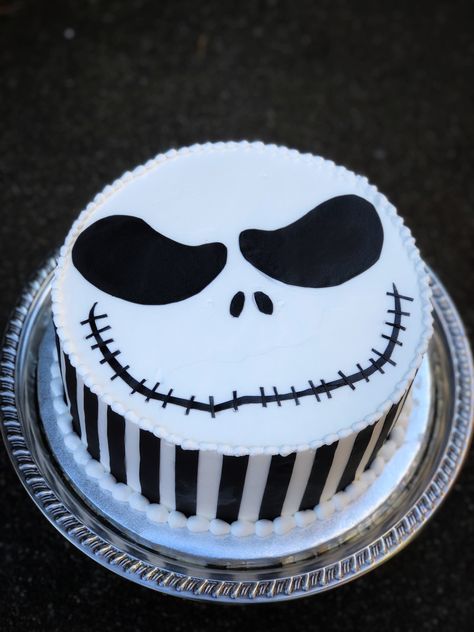 Simple Jack Skellington cake Jack Skellington Cakes, Jack Skellington Birthday Cake, Jack Skeleton Cake, Simple Halloween Cake Ideas, Simple Halloween Cakes, Jack Skellington Party, Jack Skellington Birthday Party, Jack Skellington Cake Ideas, Simple Nightmare Before Christmas Cake