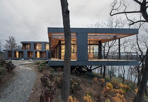 The River House cantilevers over a hilly landscape, extending towards the Hudson River in upstate New York, designed by BWArchitects.  The studio was asked to design a modern residence on a 90-acre farm, one that would feel connected to the landscape, and reflect the latest in green technology. The two … Upstate New York Homes Exterior, River View House, House On River, Cantilever Architecture, House By The River, Architecture Renovation, Woodwork Ideas, Renovation Architecture, Hillside House