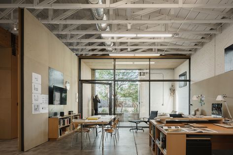 Studio 1334 / debartolo architects Architect Workspace, Construction City, Design Studio Workspace, Visual Library, Old Warehouse, Creative Workspace, Adaptive Reuse, Workspace Inspiration, Architecture Office