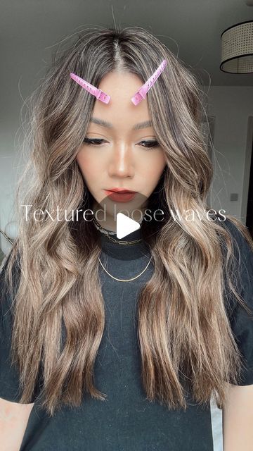 Suzi Tse on Instagram: "How I create effortless and live in looking boho waves. The key is to not curl the hair too curly, the method I use gives a more stretched out straighter wave. I used 
@schwarzkopfprouk @schwarzkopfpro heat protectant
@t3micro single pass curler 
@moroccanoil_uk texture spray
#hairwaves #haircurls #haircurling #coolgirlhair #coolgirlwaves #coolgirlstyle #undonewaves #texturedhair #texturedcurls #modelhair #longhairstyle #longhairstyles #hairtutorial" Boho Waves, Texture Spray, Cool Girl Style, Heat Protectant, Texturizing Spray, Moroccan Oil, Hair Waves, Model Hair, Curled Hairstyles