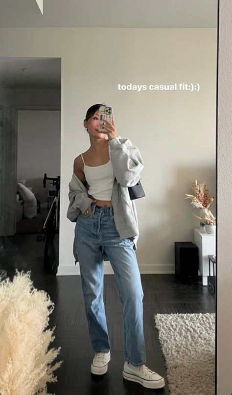 Basic Jeans Outfit Aesthetic, Aesthetic Mom Jeans Outfit, Aesthetic Uni Outfits, Mom Jeans Outfit Aesthetic, Outfits With Straight Leg Jeans, Slim Fit Jeans Outfit, Basic Outfits For School, Mom Jeans Outfit, Cute Outfits With Jeans