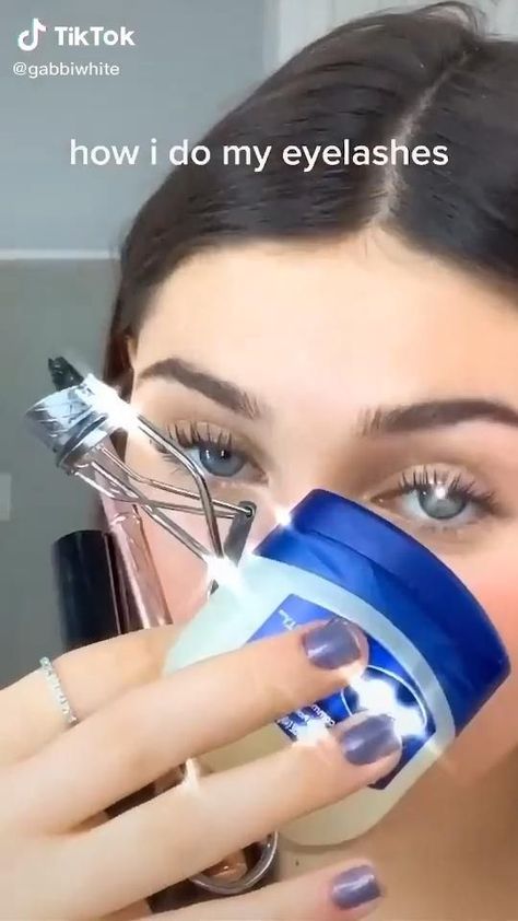 This babe’s sizzling tip is a must try for eye lash routine ladieseyelashes eyelashestips eyelashextensionstips eyemakeuptutorial eyemakeupideas eyemakeuptips makeup makeuptutorial makeupoftheday makeupideas makeuphacks thedentalclub Eyelash Hacks Vaseline, How To Curl Your Bottom Lashes With An Eyelash Curler, Vaseline Eyelash Hack, Best Mascara To Hold Curl, Vaseline Mascara Hack, How To Make Your Eyelashes Longer With Mascara, How To Apply Vaseline To Eyelashes, Bougie On A Budget Fashion, How To Make Eyelashes Stay Curled