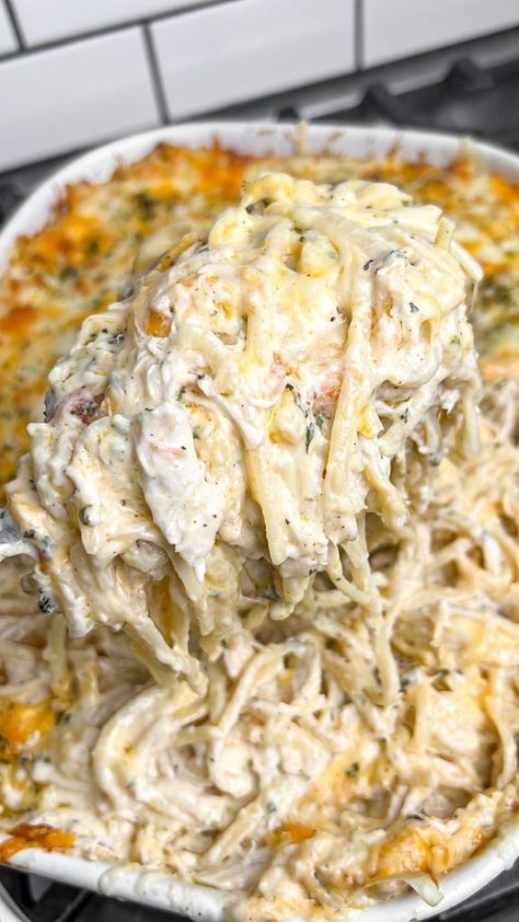 Easy Chicken Tetrazzini Recipe - Bad Batch Baking - Restaurant Copycat Recipes & Family Favorites Easy And Quick Supper Ideas, Easy Garlic Chicken Pasta, Chicken Casserole Dinner Recipes, Easy Hot Dish Recipes, Easy Dinner Recipes For Family Casserole, Creamy Pasta Casserole Recipes, Easy Hot Dishes, Best Chicken Tetrazzini Recipes, Bad Batch Baking