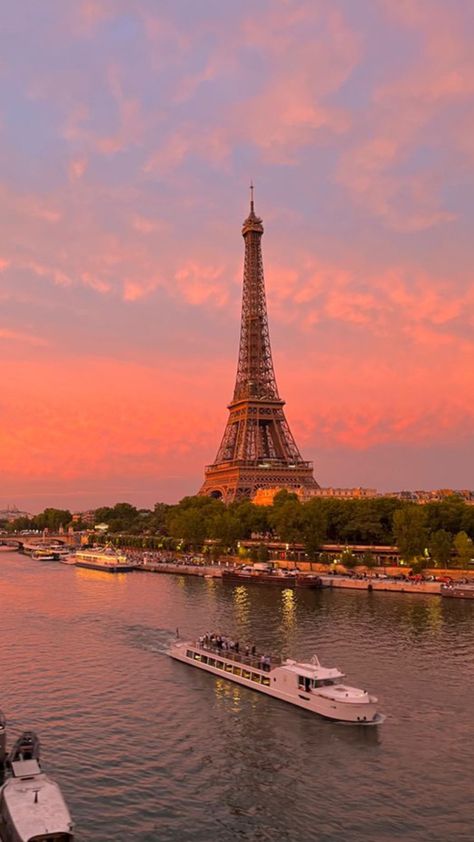 France Honeymoon, Safest Places To Travel, Paris Sunset, Paris Honeymoon, Romantic Paris, Pretty Landscapes, Paris At Night, Amazing Nature Photos, Paris Eiffel Tower