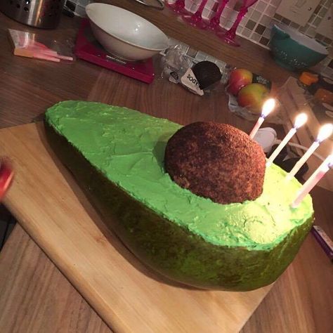 Genius Glasgow second year baked an avocado cake for her flatmate Avocado Cake Design, Recipe With Avocado, Avocado Cake, Cake For Her, Canned Blueberries, Avocado Ice Cream, Scones Ingredients, Baked Avocado, Fun Baking Recipes