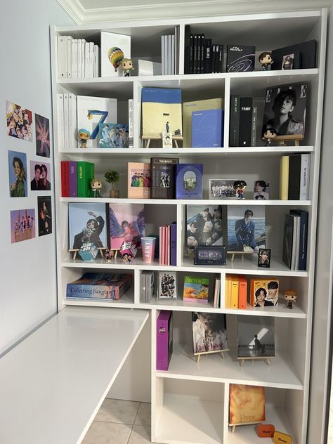 Kpop Bookshelf Ideas, Album Display Ideas, Libreros Aesthetic, Kpop Bookshelf, Kpop Organization, Kpop Shelves, Korean Paste, Album Shelf, Kpop Albums Shelf