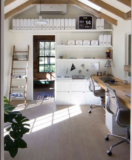 Art Studio Desk, Shed Interior Design Ideas, Shed Homes Ideas, She Shed Office, She Shed Interior, Barn Office, Office Cabin, Office Shed, Shed Makeover